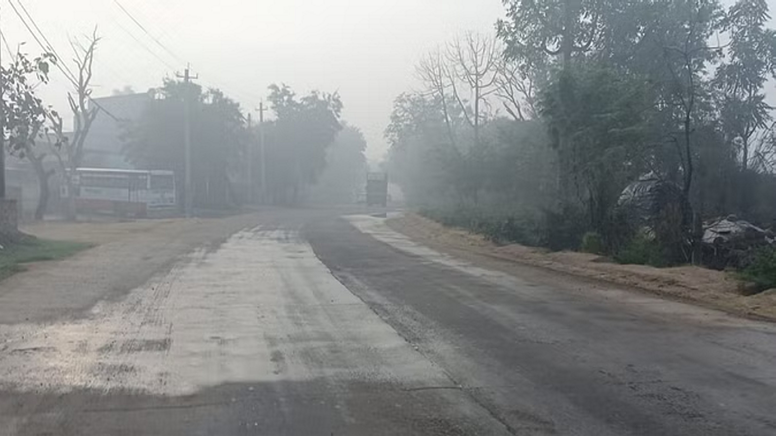 दिल्ली-एनसीआर में छाया है कोहरा, हल्की हवाओं से मौसम में ठंडक